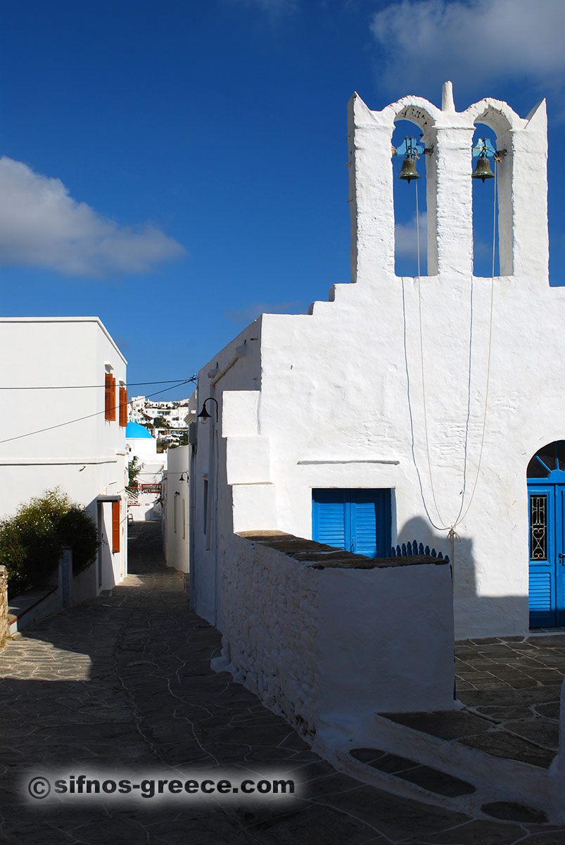 Eine weiße Kirche von Apollonia