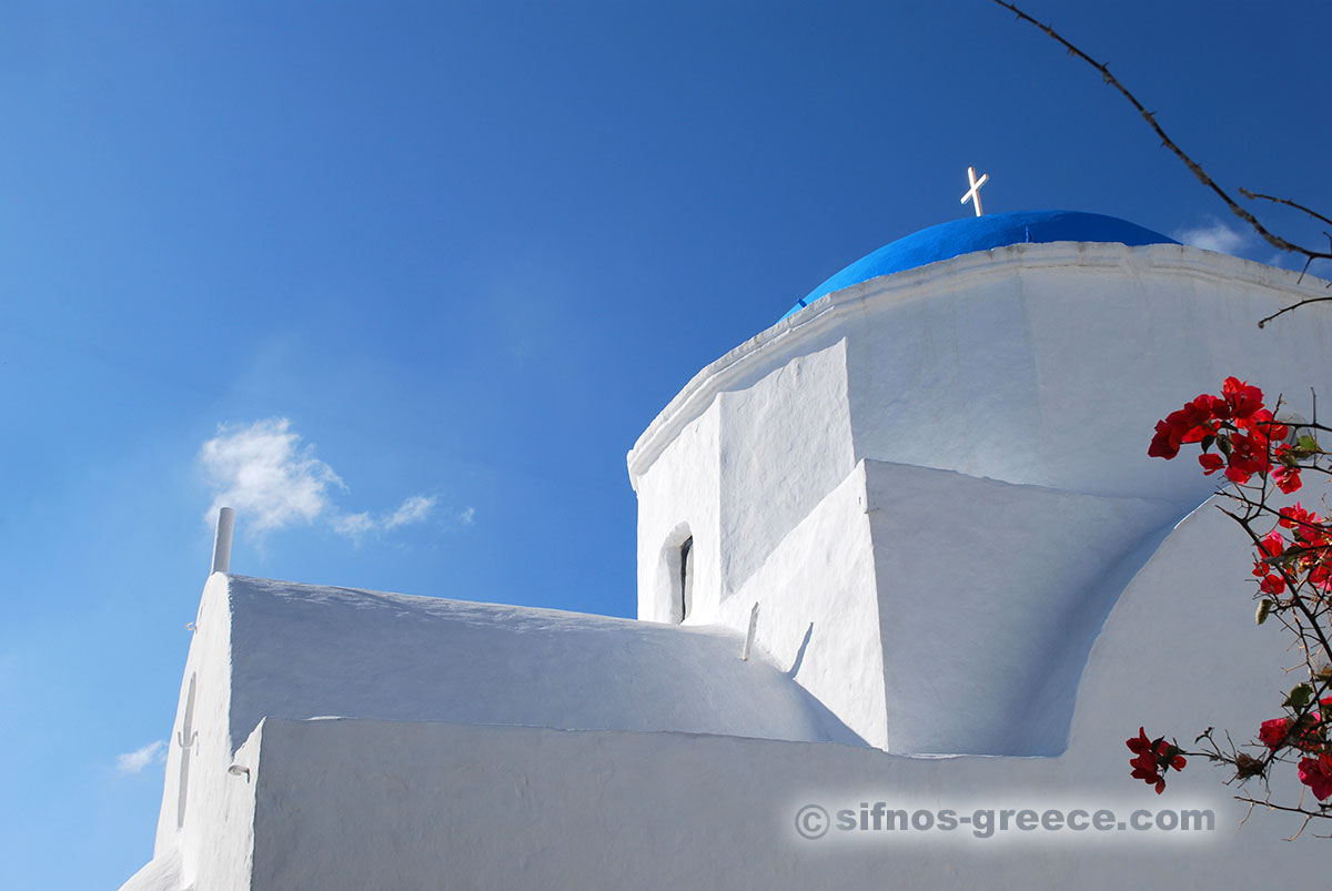 Eine Kirche mit blauer Kuppel auf der Apollonia