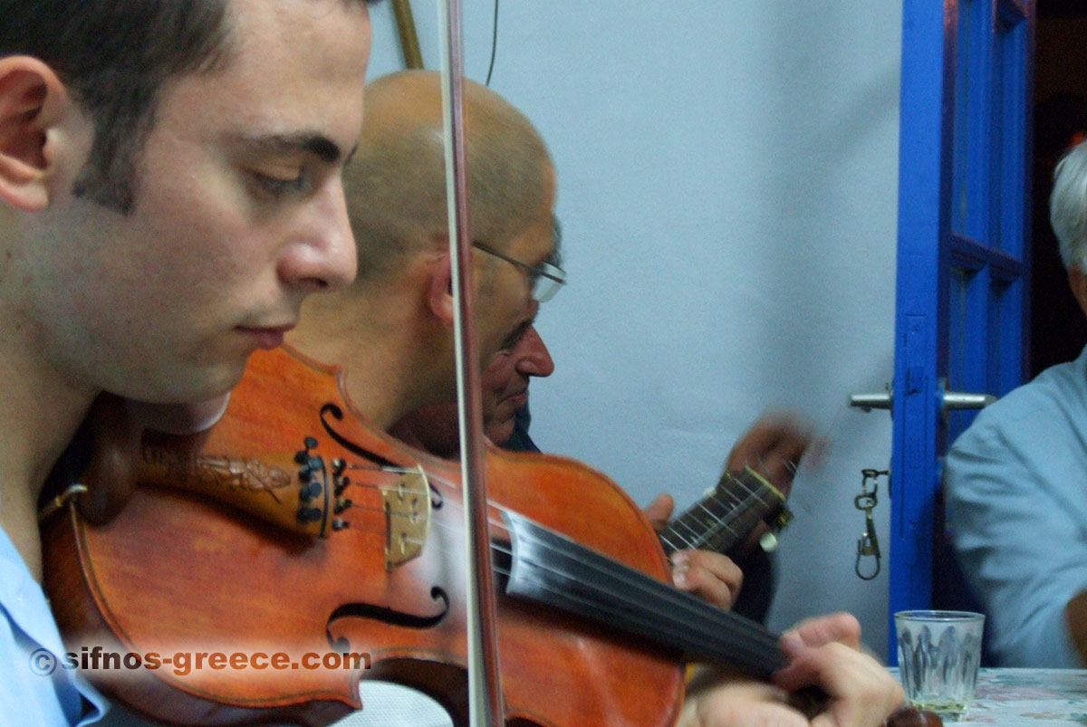 Live-Musik mit Geige und Laute bei einem Fest in Sifnos