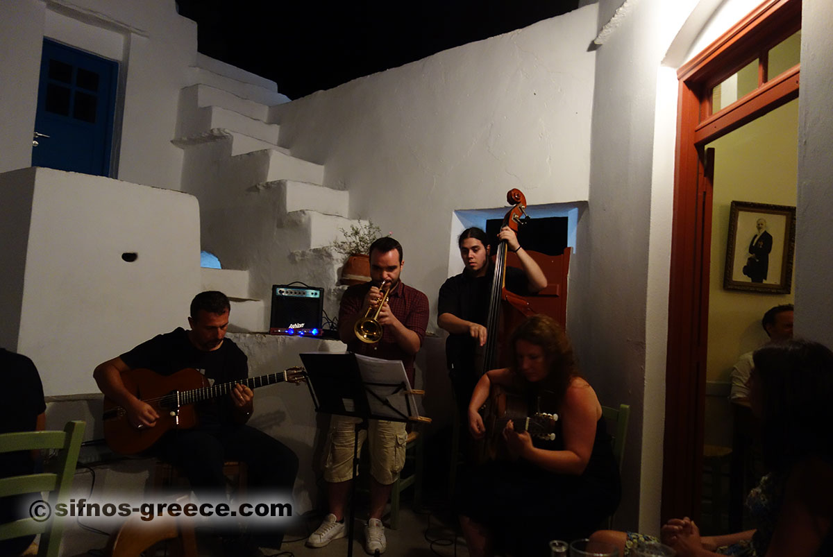 Live-Musik in einem Café der Artemonas